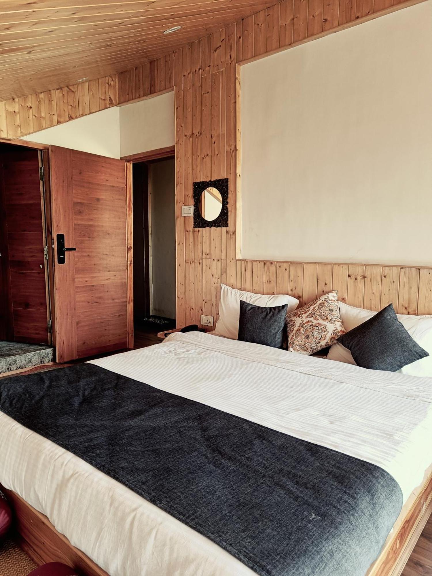 Trimounts-A Boutique Hotel & Wellnes Center In Tirthan Valley Banjar Экстерьер фото